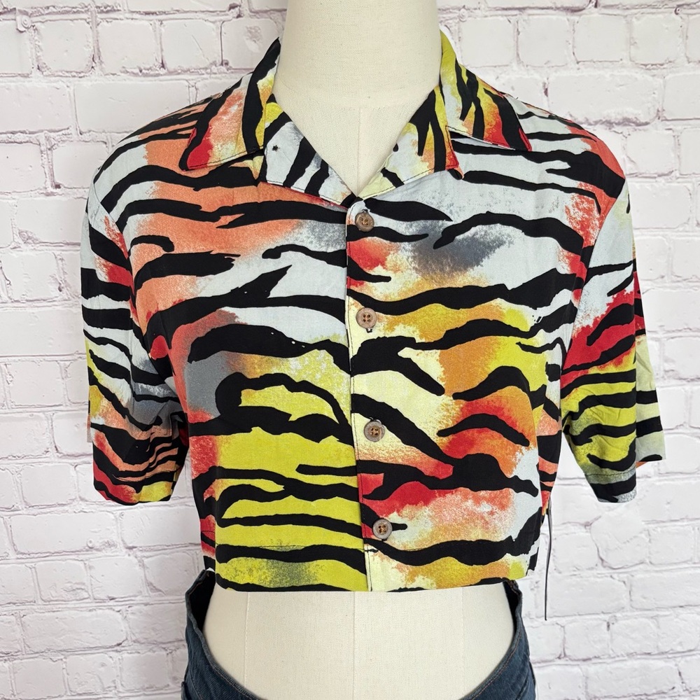 ED HARDY Tiger Print Short Sleeve Cropped Button Up Blouse--NWT--S